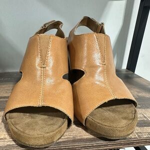 aerosoles wedge sandals honey tan vegan leather sz 8.5